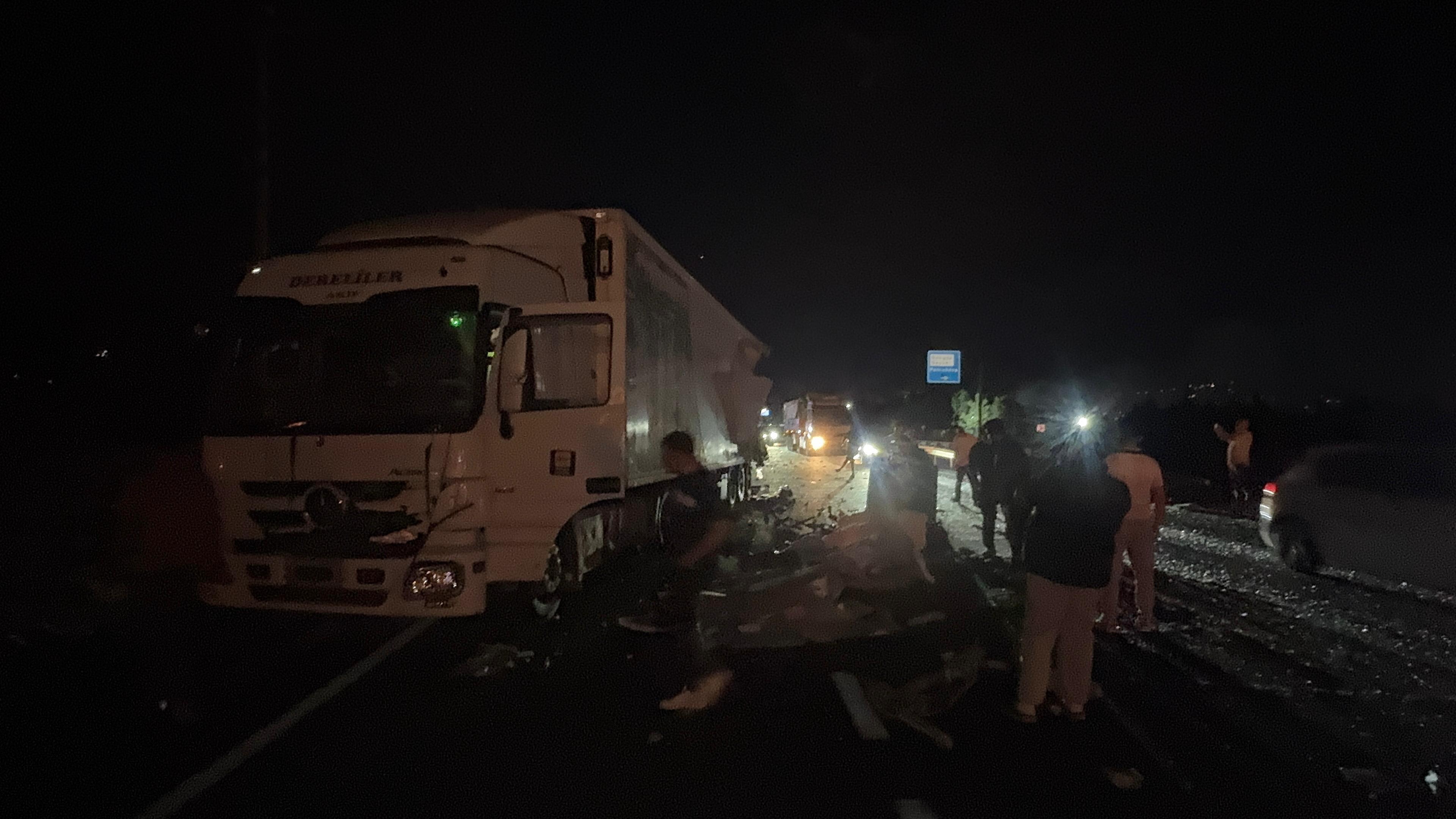  Konya  Plakalı yolcu otobüsü Sakarya'da  TIR'a arkadan çarptı: 2'si ağır, 13 yaralı - Görsel 8