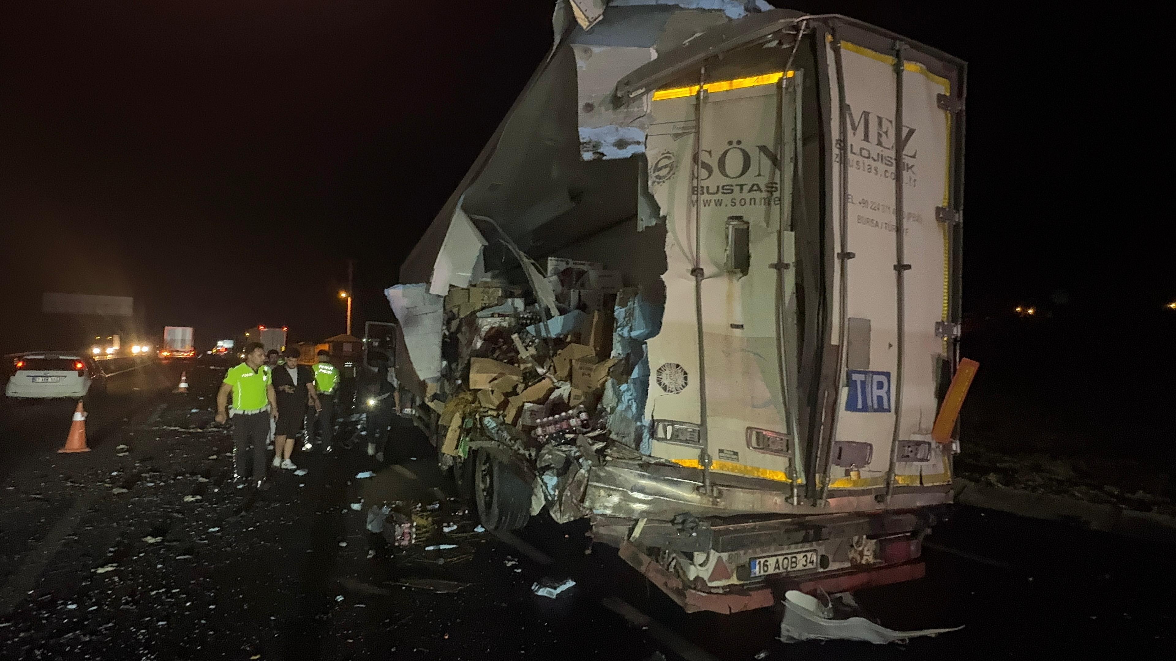  Konya  Plakalı yolcu otobüsü Sakarya'da  TIR'a arkadan çarptı: 2'si ağır, 13 yaralı - Görsel 9