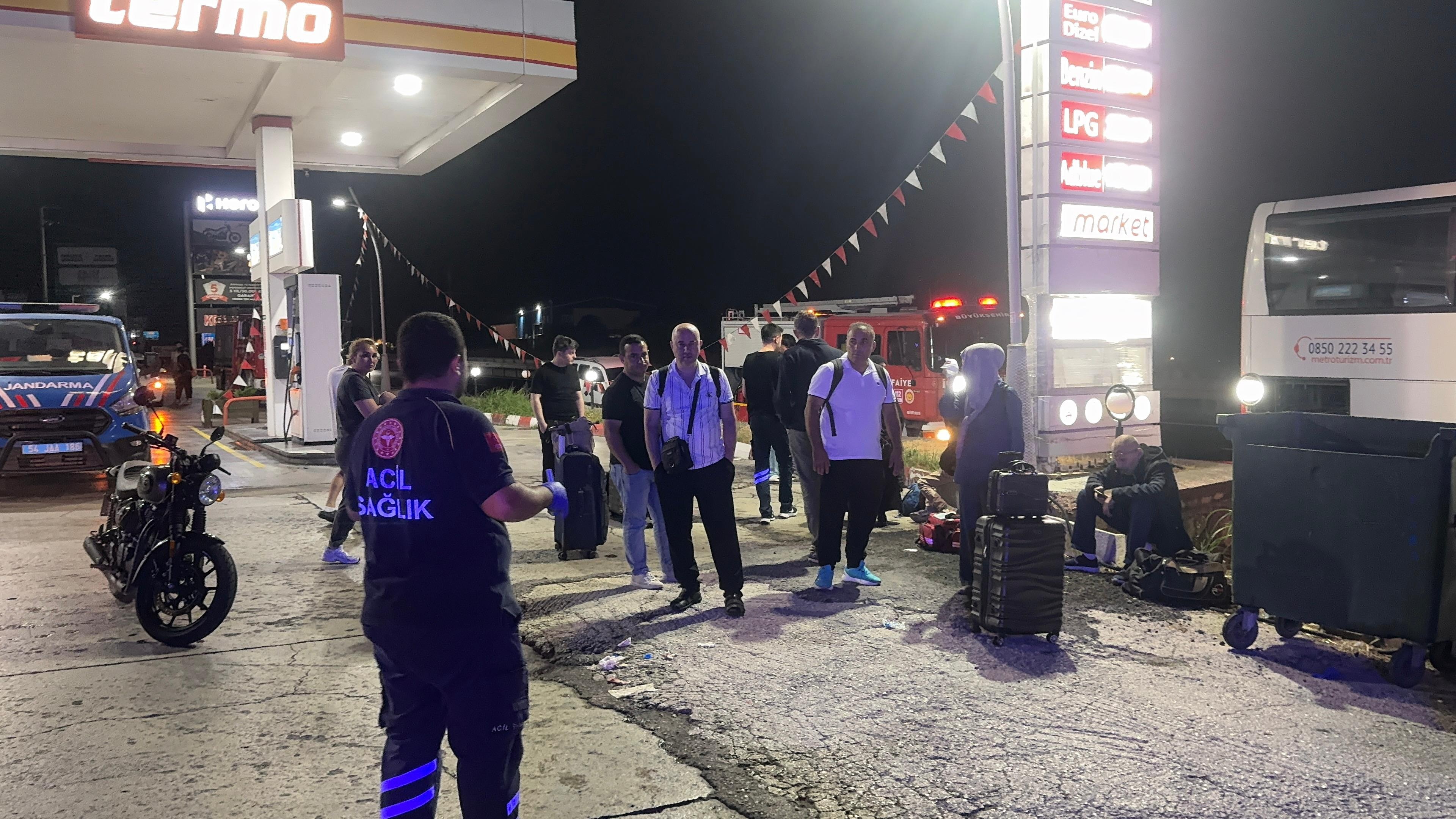  Konya  Plakalı yolcu otobüsü Sakarya'da  TIR'a arkadan çarptı: 2'si ağır, 13 yaralı - Görsel 10