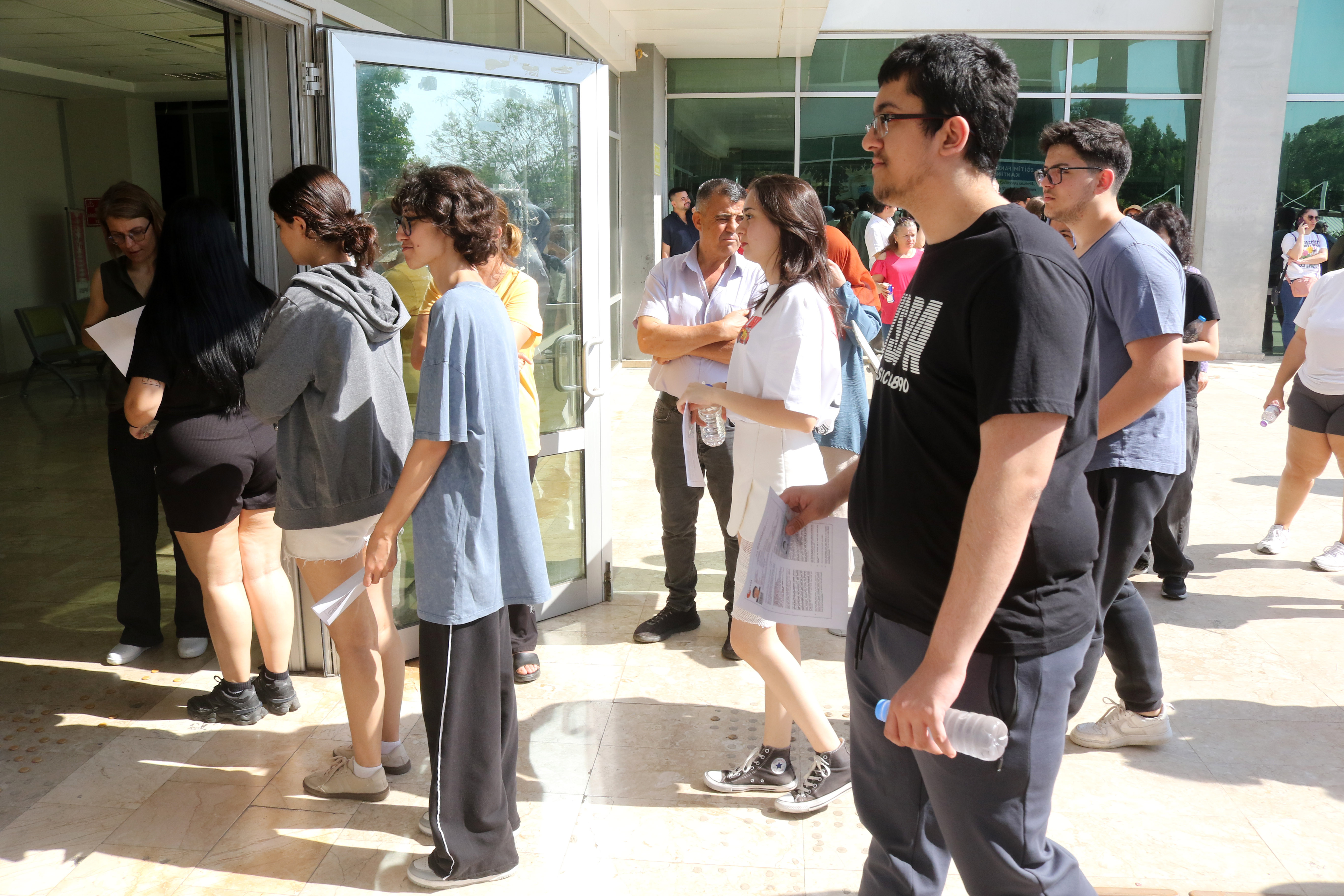 Antalya'da Aksesuarlarını çıkarmaya çalışırken sınav saatini kaçırdı - Görsel 1