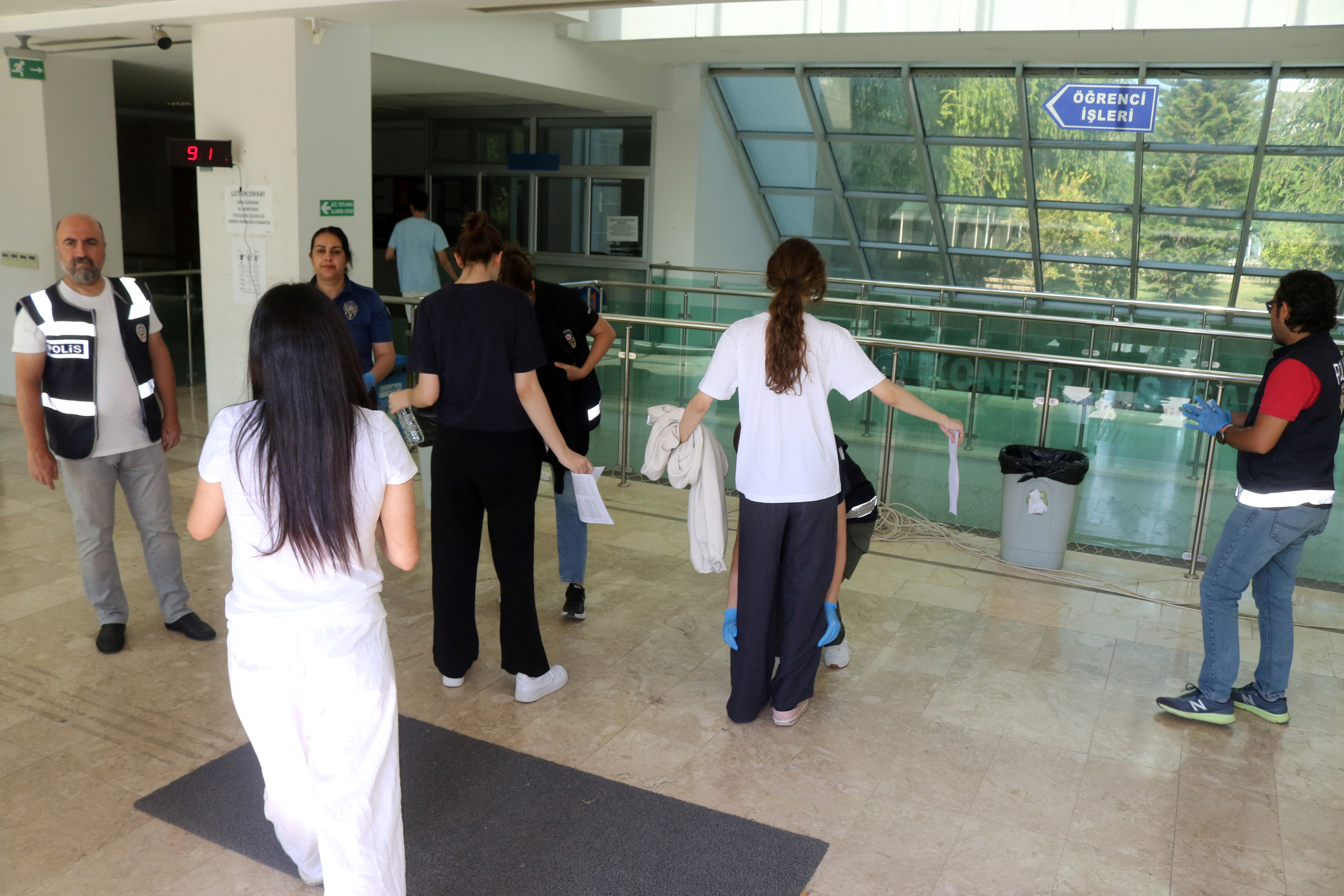 Antalya'da Aksesuarlarını çıkarmaya çalışırken sınav saatini kaçırdı - Görsel 2