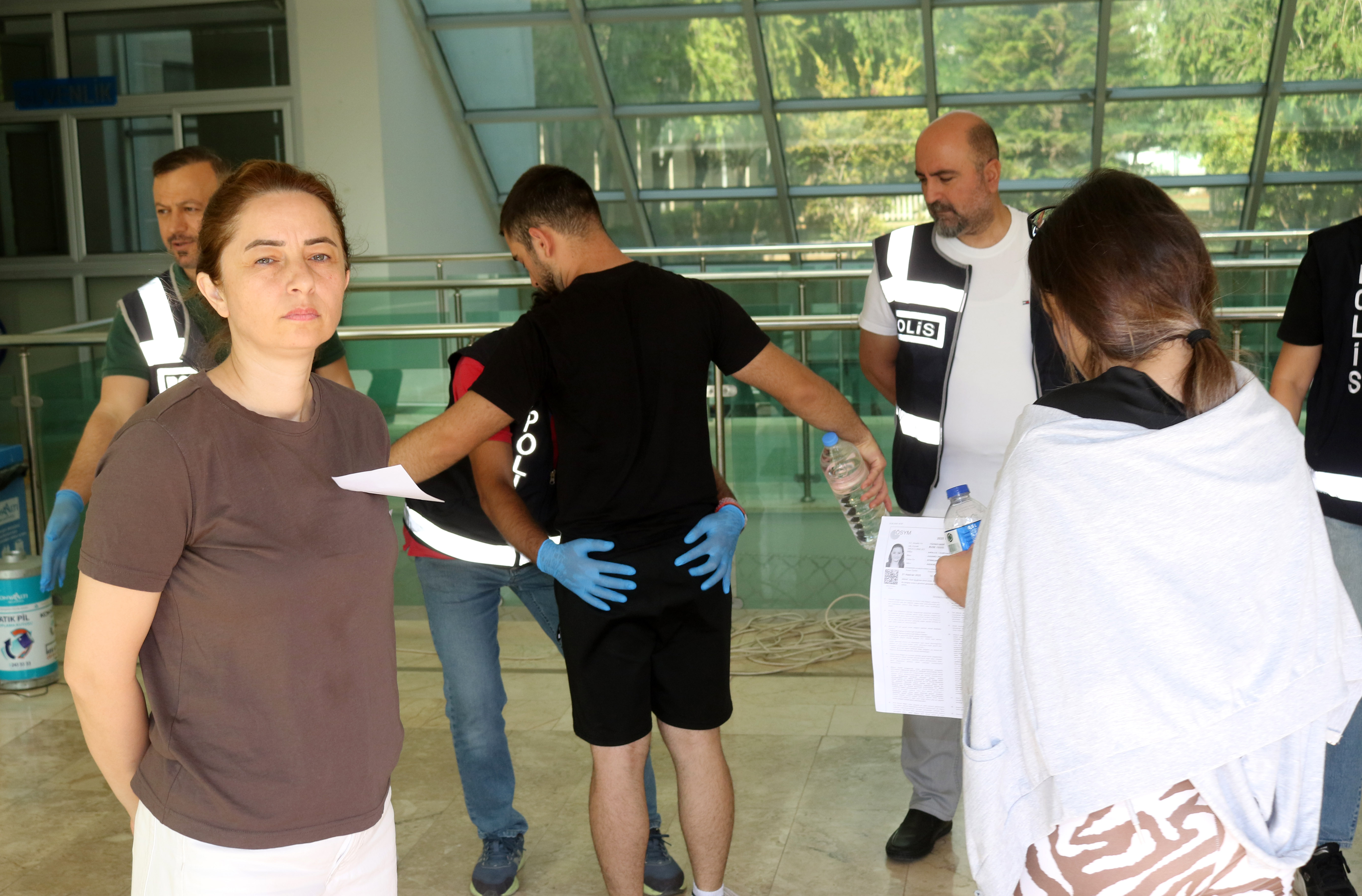 Antalya'da Aksesuarlarını çıkarmaya çalışırken sınav saatini kaçırdı - Görsel 3