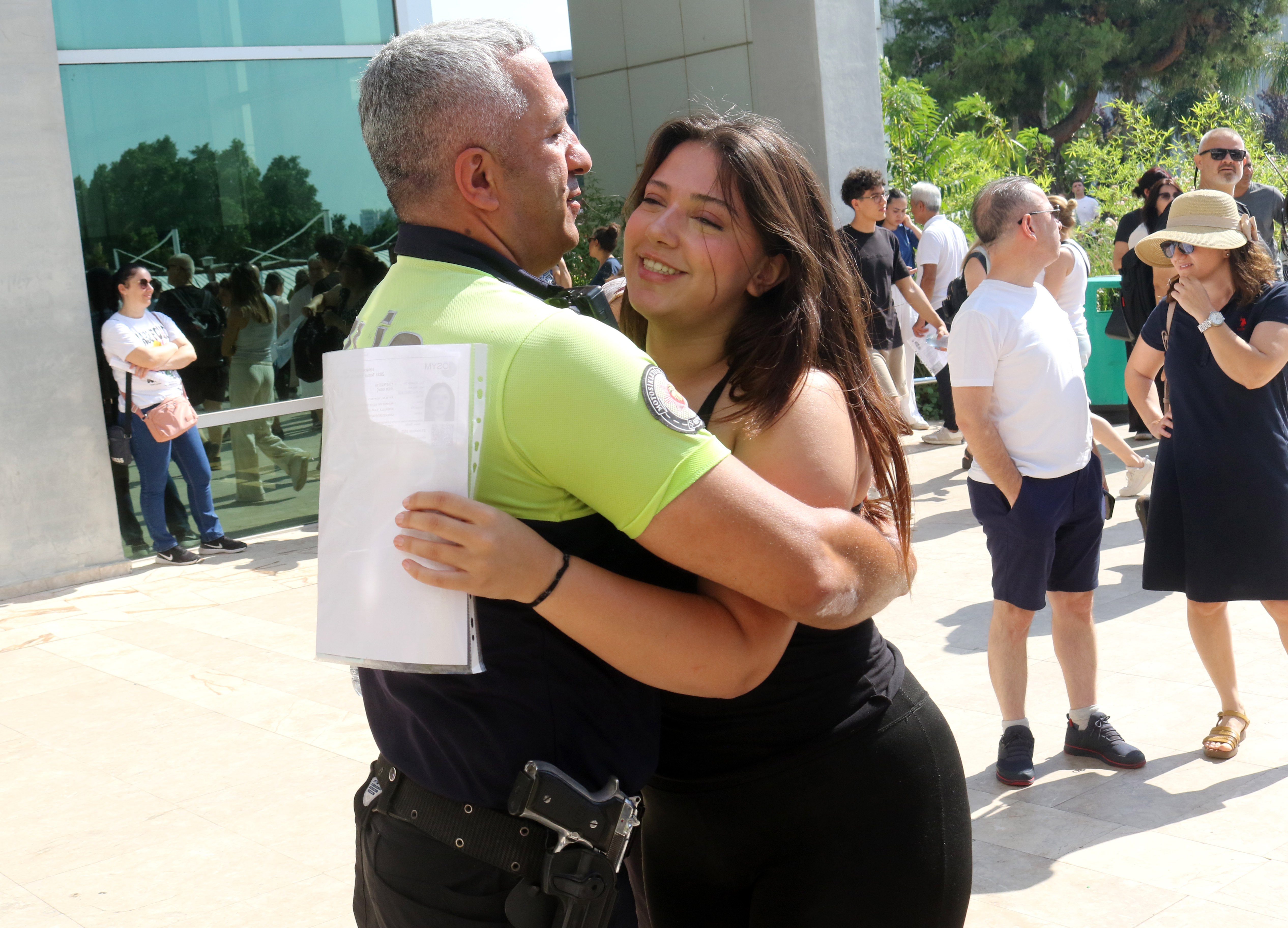 Antalya'da Aksesuarlarını çıkarmaya çalışırken sınav saatini kaçırdı - Görsel 4
