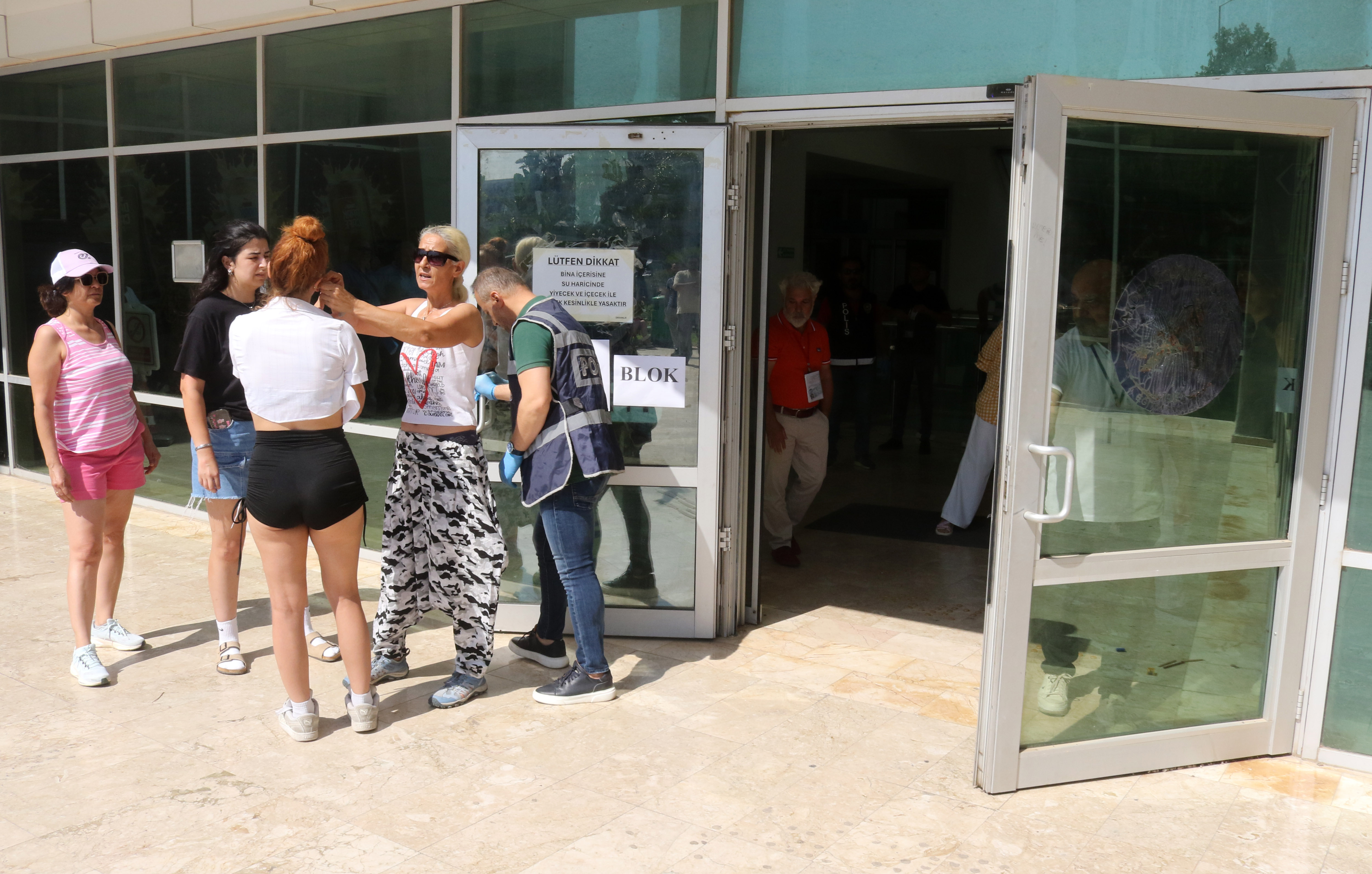 Antalya'da Aksesuarlarını çıkarmaya çalışırken sınav saatini kaçırdı - Görsel 8