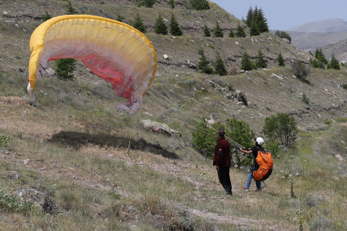 Konya'da 12 yaşındaki yamaç paraşütçü Bedirhan Tosun gökyüzünde uçmayı seviyor - Görsel 4
