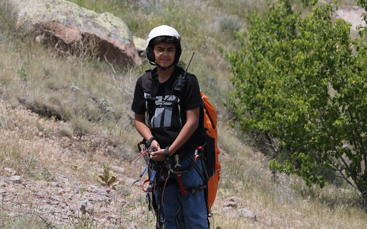 Konya'da 12 yaşındaki yamaç paraşütçü Bedirhan Tosun gökyüzünde uçmayı seviyor - Görsel 5