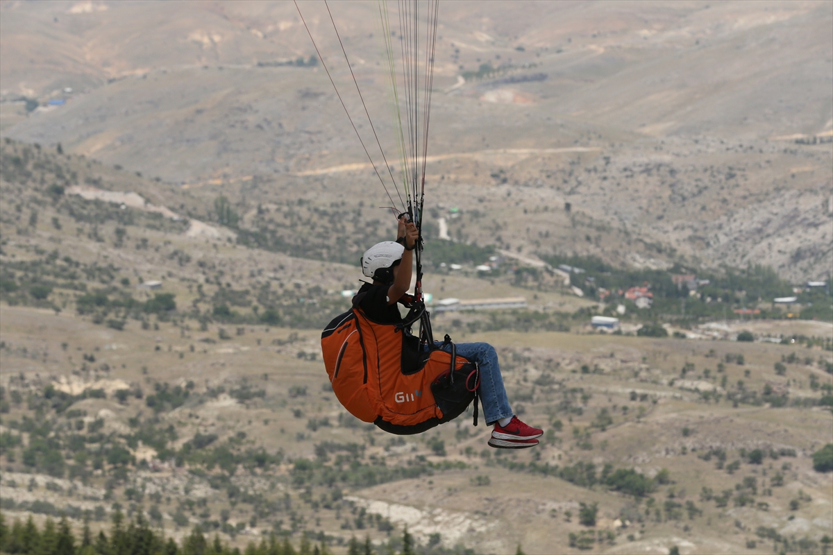 Konya'da 12 yaşındaki yamaç paraşütçü Bedirhan Tosun gökyüzünde uçmayı seviyor - Görsel 7