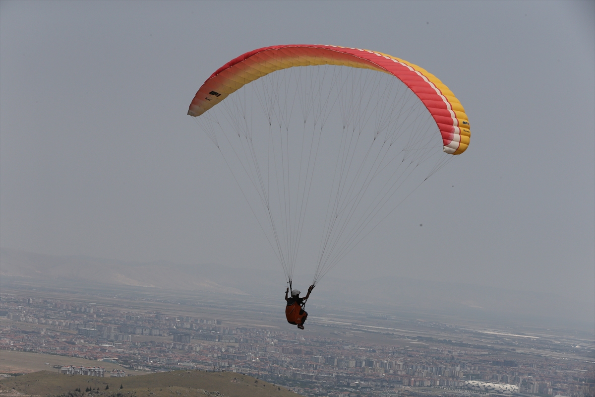 Konya'da 12 yaşındaki yamaç paraşütçü Bedirhan Tosun gökyüzünde uçmayı seviyor - Görsel 8