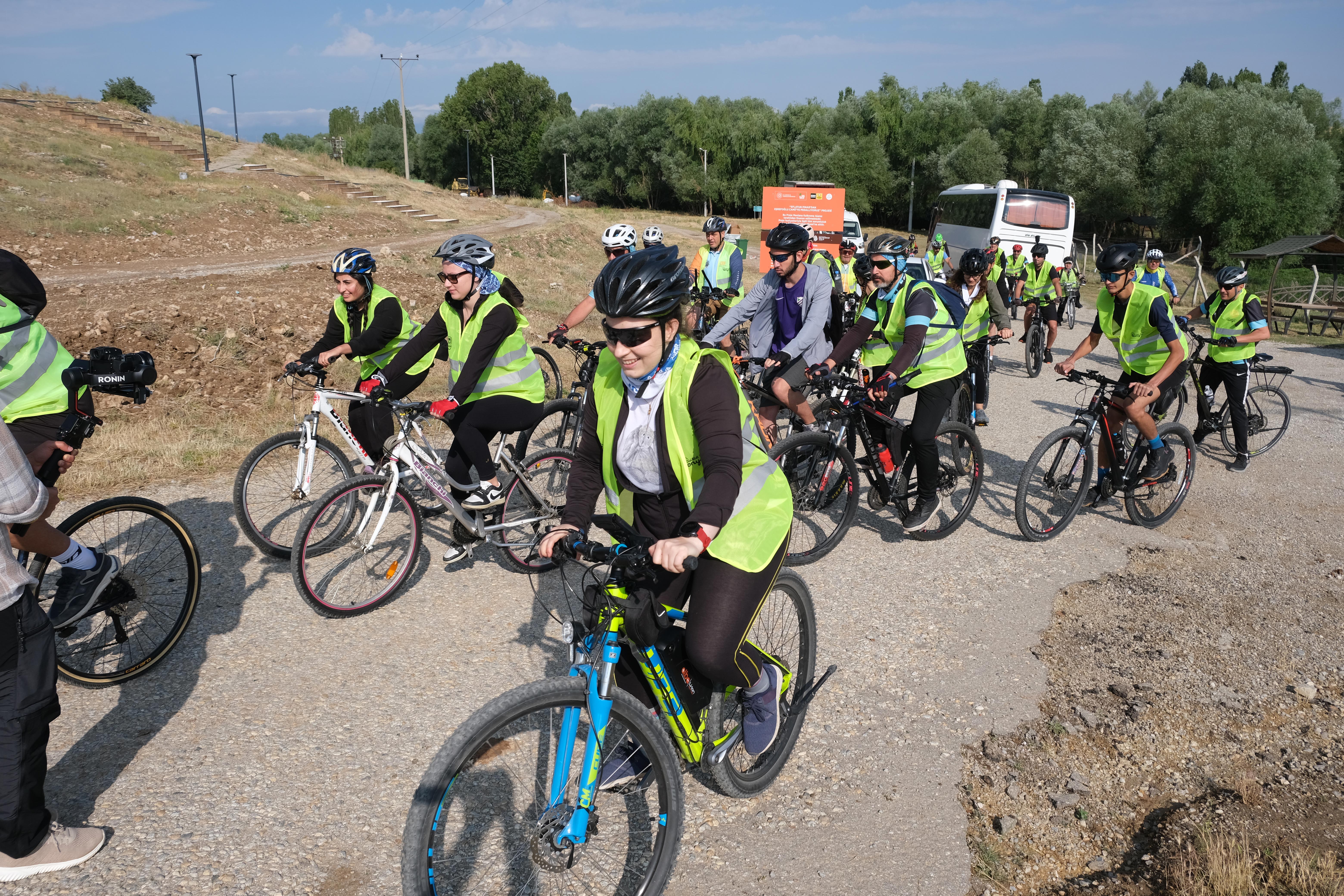 BİSİKLETSEVERLER KONYA BÜYÜKŞEHİR’İN YENİ OLUŞTURDUĞU TARİHİ ROTADA PEDAL ÇEVİRDİ - Görsel 1