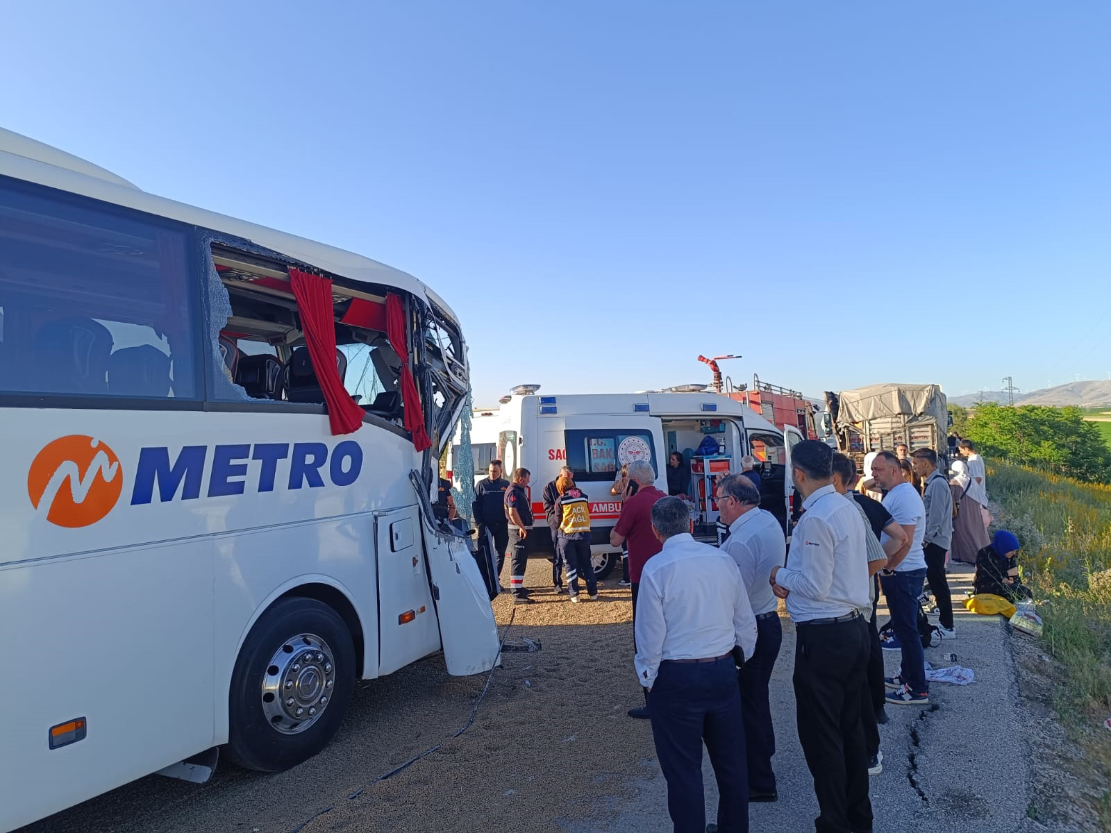 AFYONKARAHİSAR - Yolcu otobüsünün tıra çarptığı kazada 26 kişi yaralandı - Görsel 2