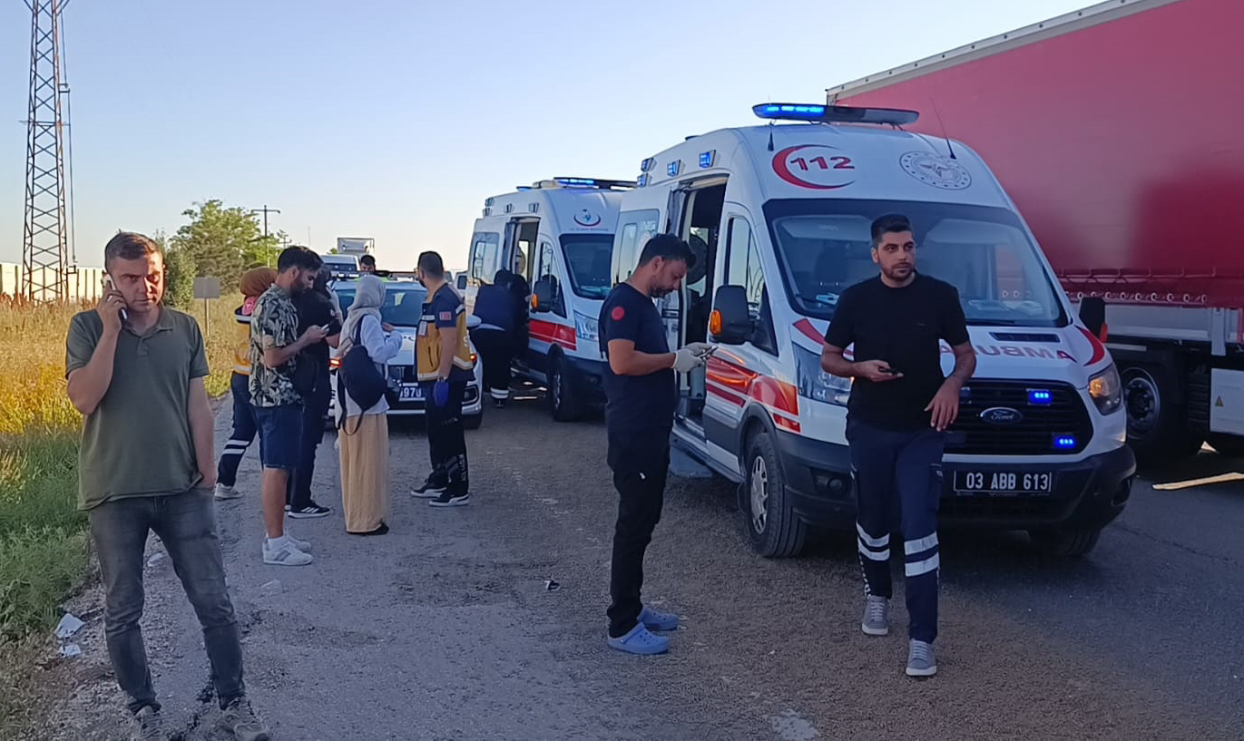 AFYONKARAHİSAR - Yolcu otobüsünün tıra çarptığı kazada 26 kişi yaralandı - Görsel 6