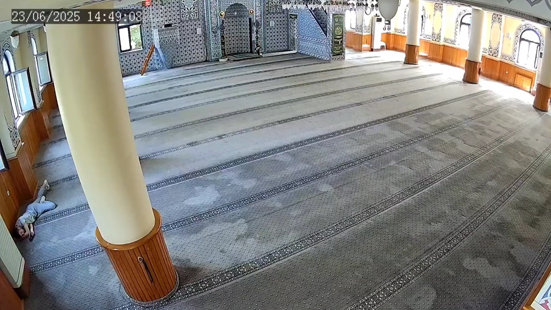 İstanbul- Sultangazi'de camide uyudu, cep telefonu çalındı; hırsızlık anı kamerada - Görsel 1