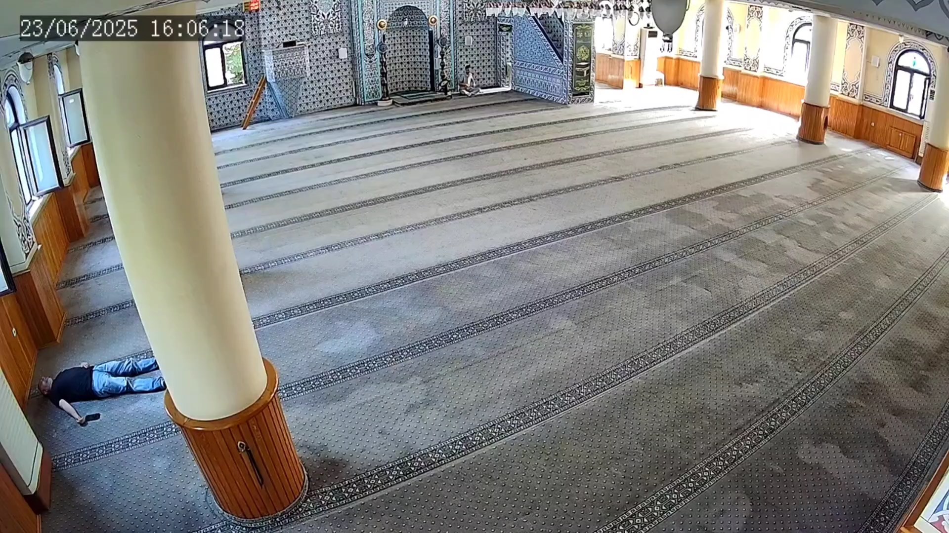 İstanbul- Sultangazi'de camide uyudu, cep telefonu çalındı; hırsızlık anı kamerada - Görsel 2