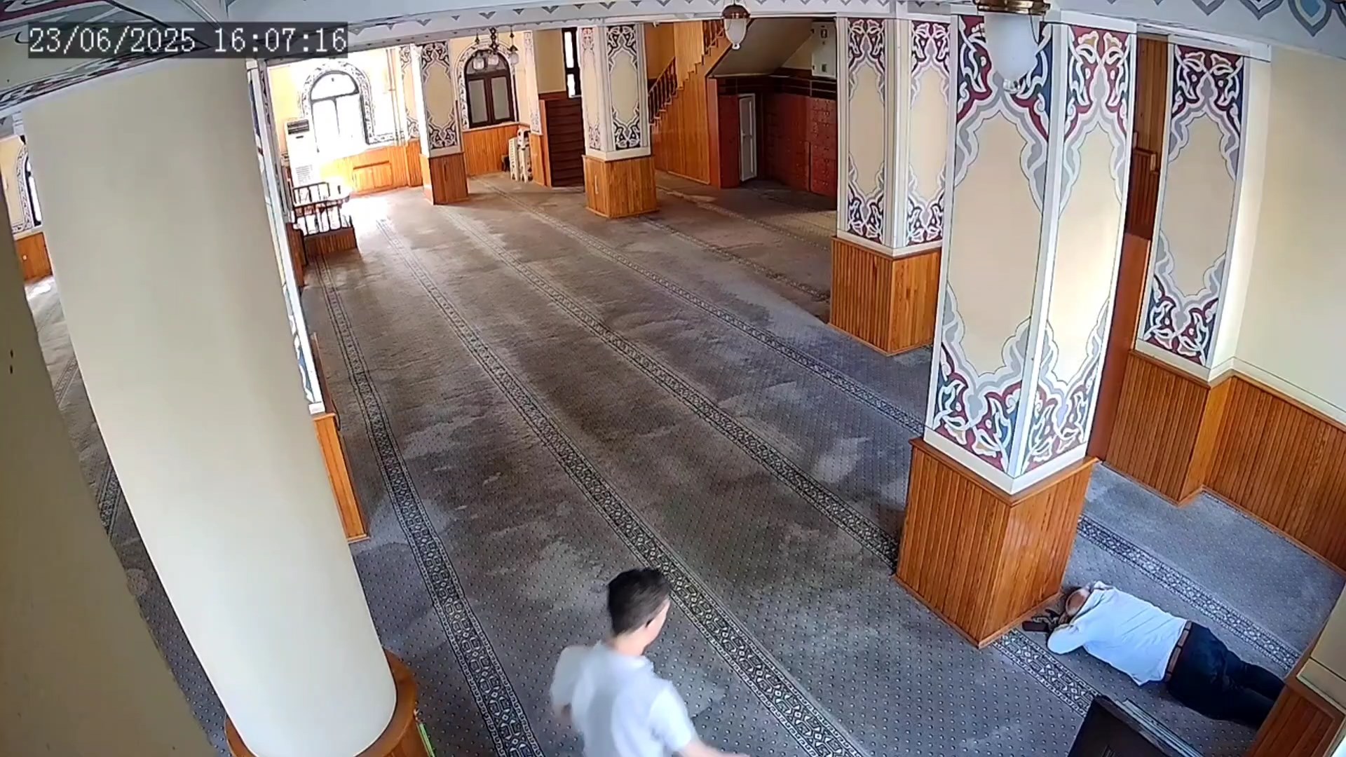 İstanbul- Sultangazi'de camide uyudu, cep telefonu çalındı; hırsızlık anı kamerada - Görsel 3