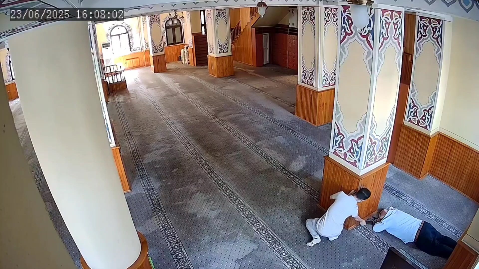 İstanbul- Sultangazi'de camide uyudu, cep telefonu çalındı; hırsızlık anı kamerada - Görsel 4