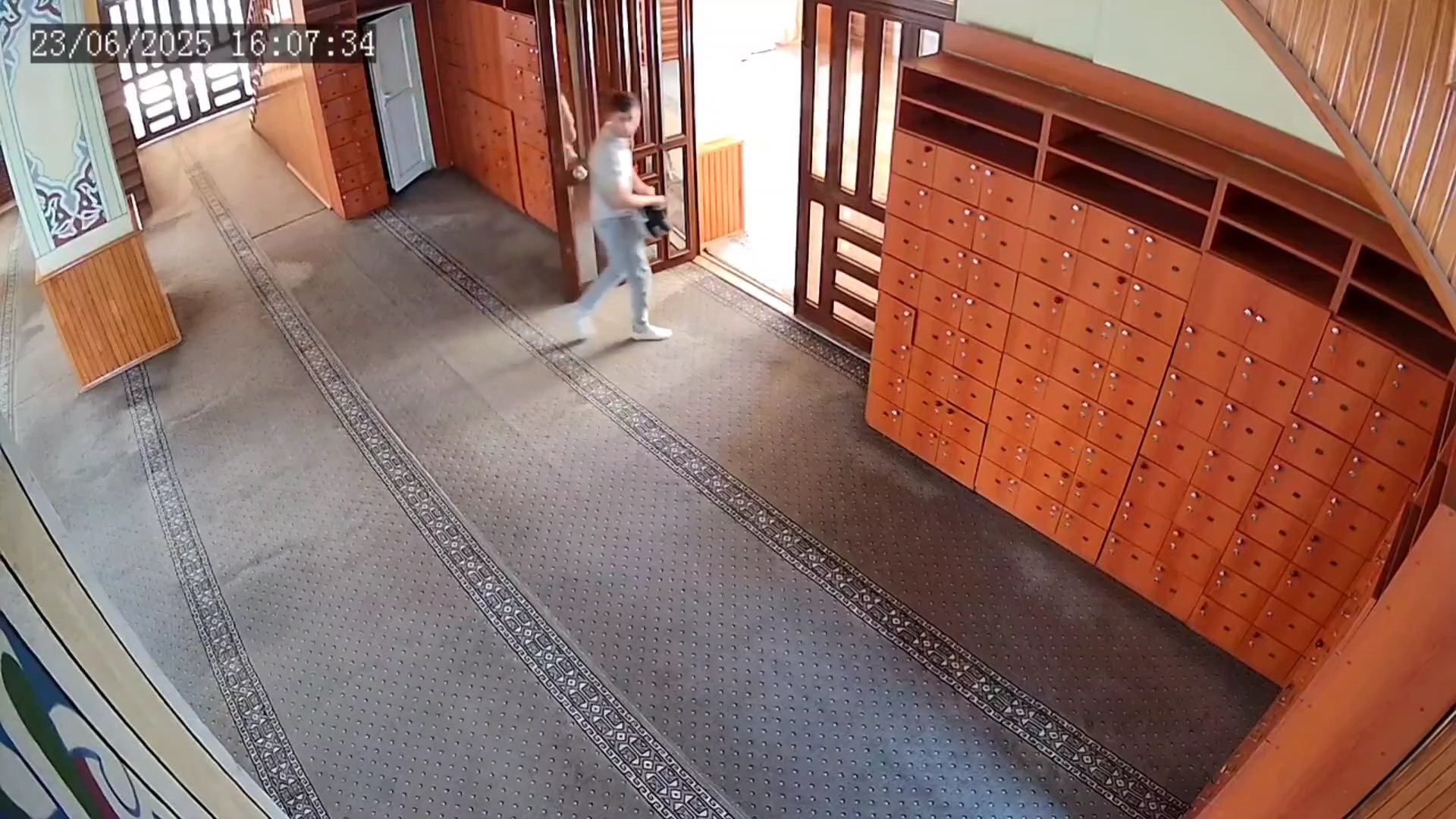 İstanbul- Sultangazi'de camide uyudu, cep telefonu çalındı; hırsızlık anı kamerada - Görsel 5