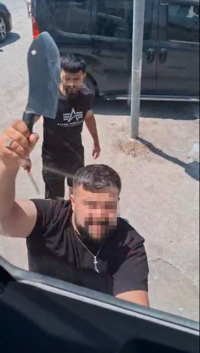 'Yol verme' tartışmasında TIR'a satırlı saldırı kamerada - Görsel 1