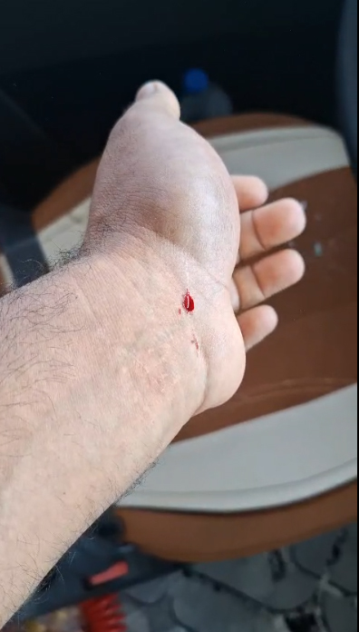 'Yol verme' tartışmasında TIR'a satırlı saldırı kamerada - Görsel 2