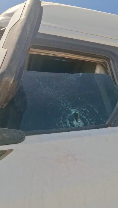 'Yol verme' tartışmasında TIR'a satırlı saldırı kamerada - Görsel 4