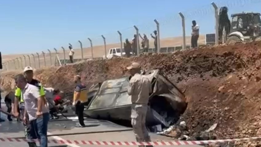 Şanlıurfa’da tiner yüklü minibüs devrildi; 1 ölü 1 yaralı - Görsel 4