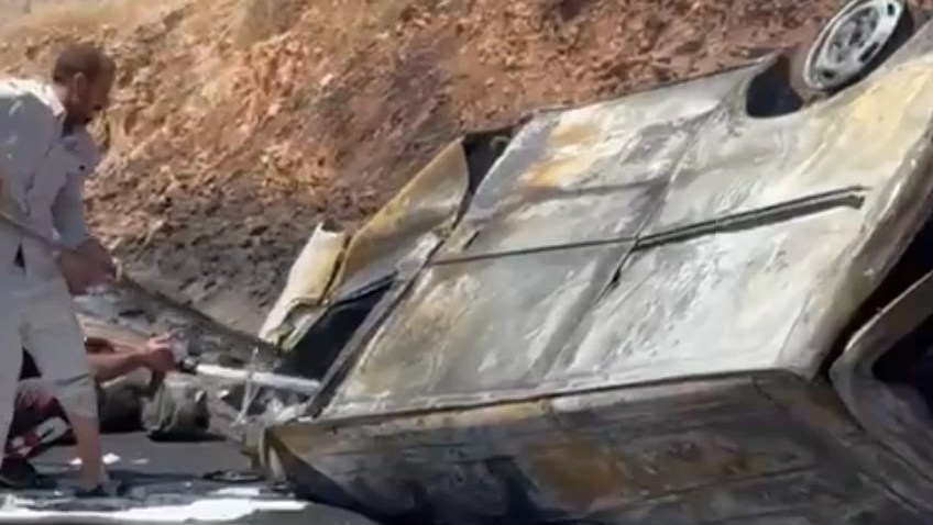 Şanlıurfa’da tiner yüklü minibüs devrildi; 1 ölü 1 yaralı - Görsel 5