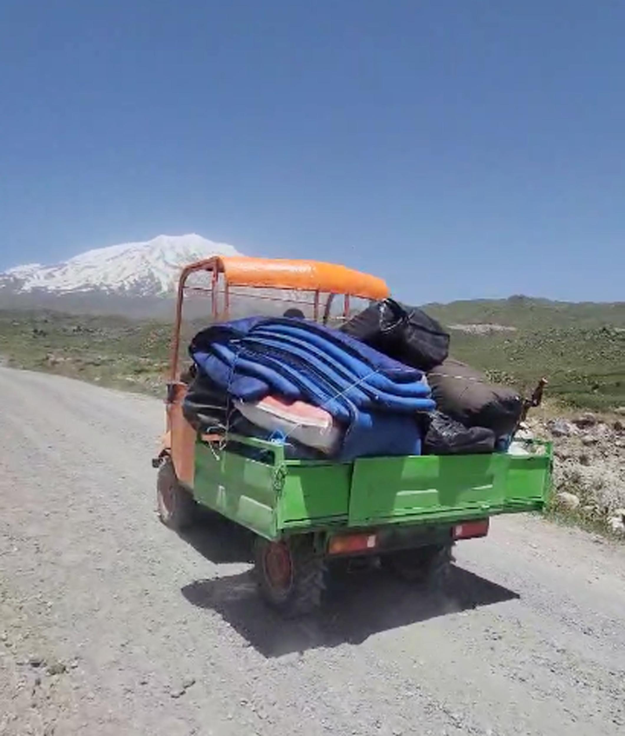 Mühendis çift, hurdalardan Ağrı Dağı'na tırmanan dağcıların yükünü taşıyacak araç yapt - Görsel 1