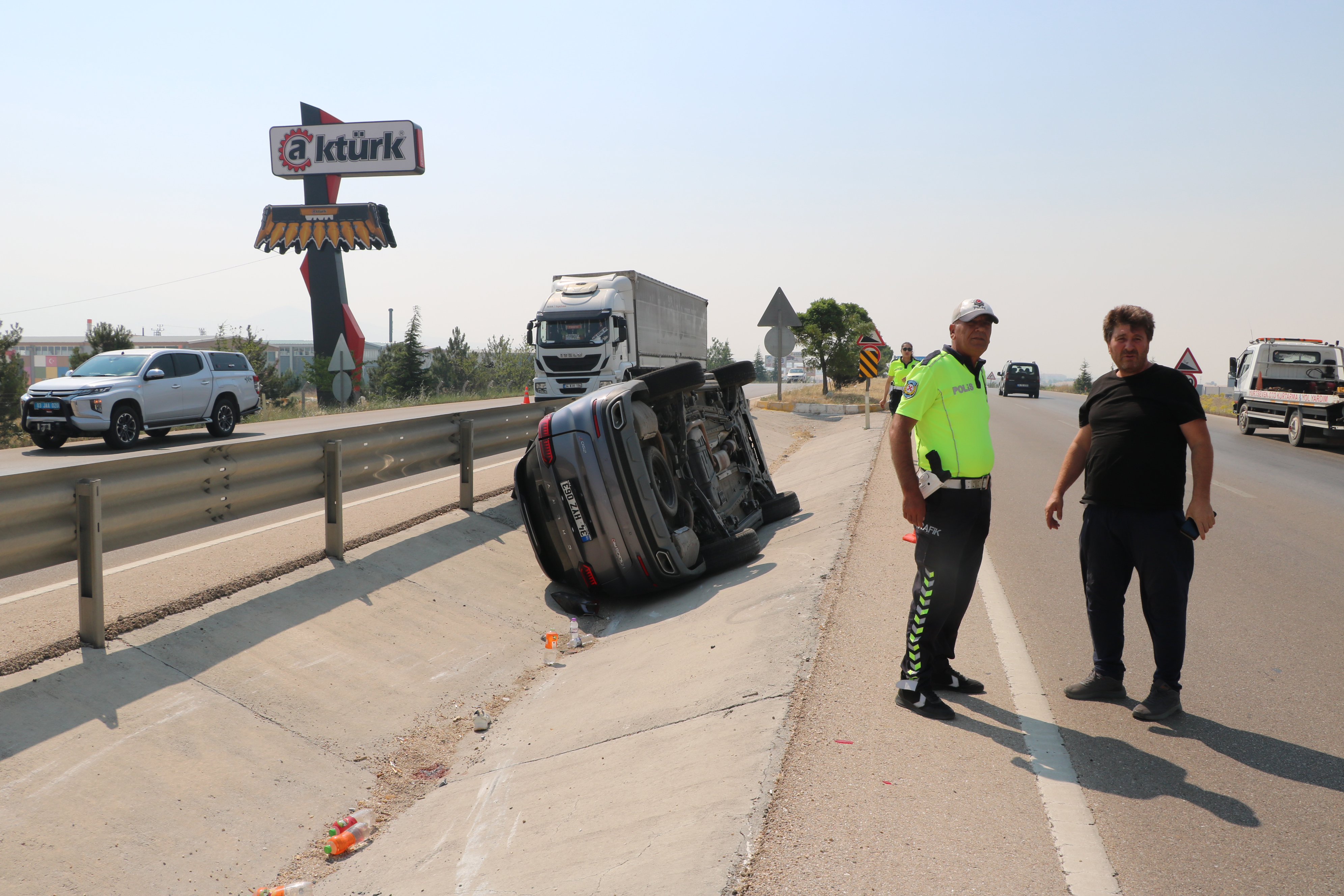 Cip refüjdeki su kanalına devrildi: 1 ölü, 3 yaralı - Görsel 1
