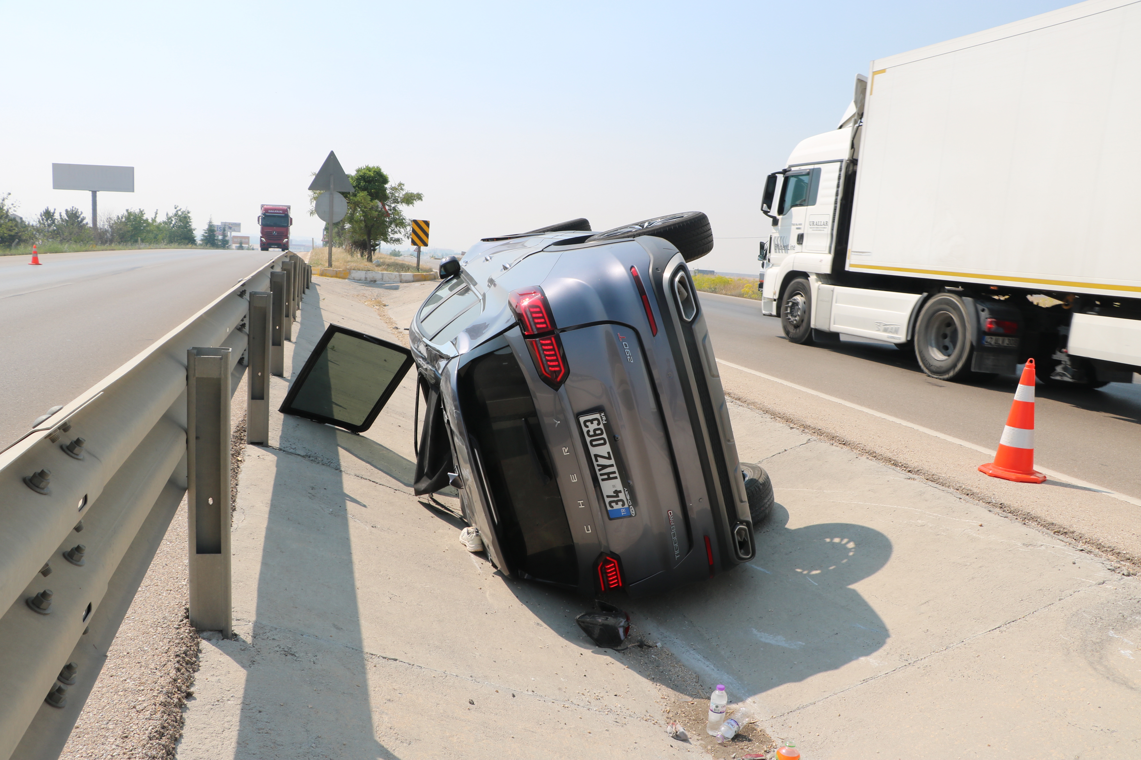 Cip refüjdeki su kanalına devrildi: 1 ölü, 3 yaralı - Görsel 2