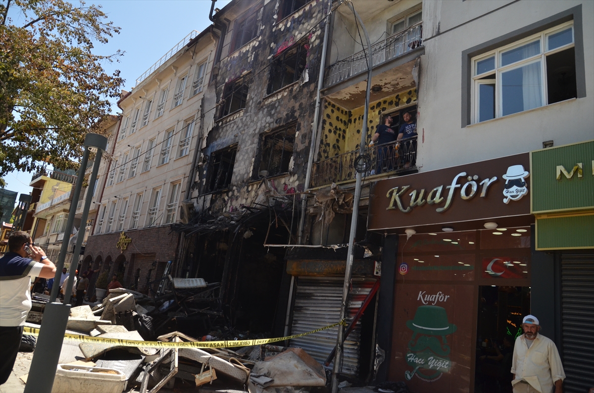 Konya'da iş yerinde çıkan yangında 4 kişi dumandan etkilendi - Görsel 1