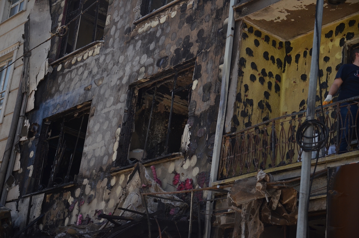 Konya'da iş yerinde çıkan yangında 4 kişi dumandan etkilendi - Görsel 2