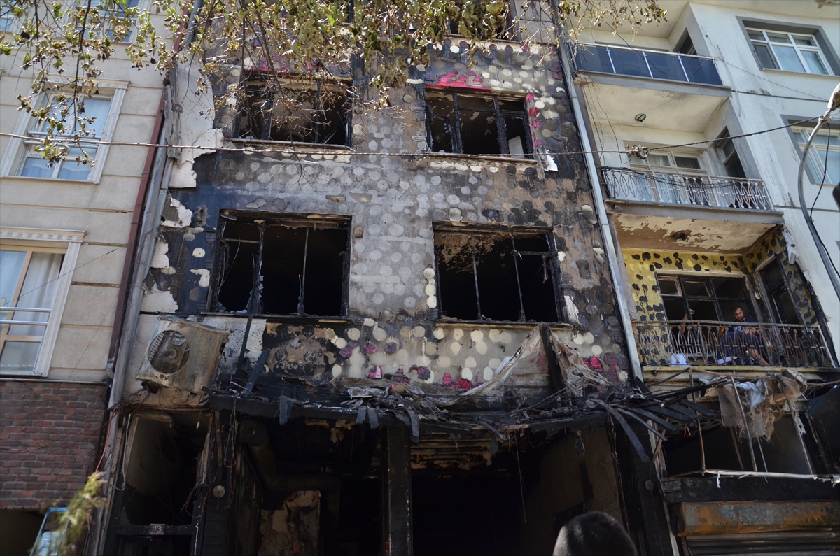 Konya'da iş yerinde çıkan yangında 4 kişi dumandan etkilendi - Görsel 4