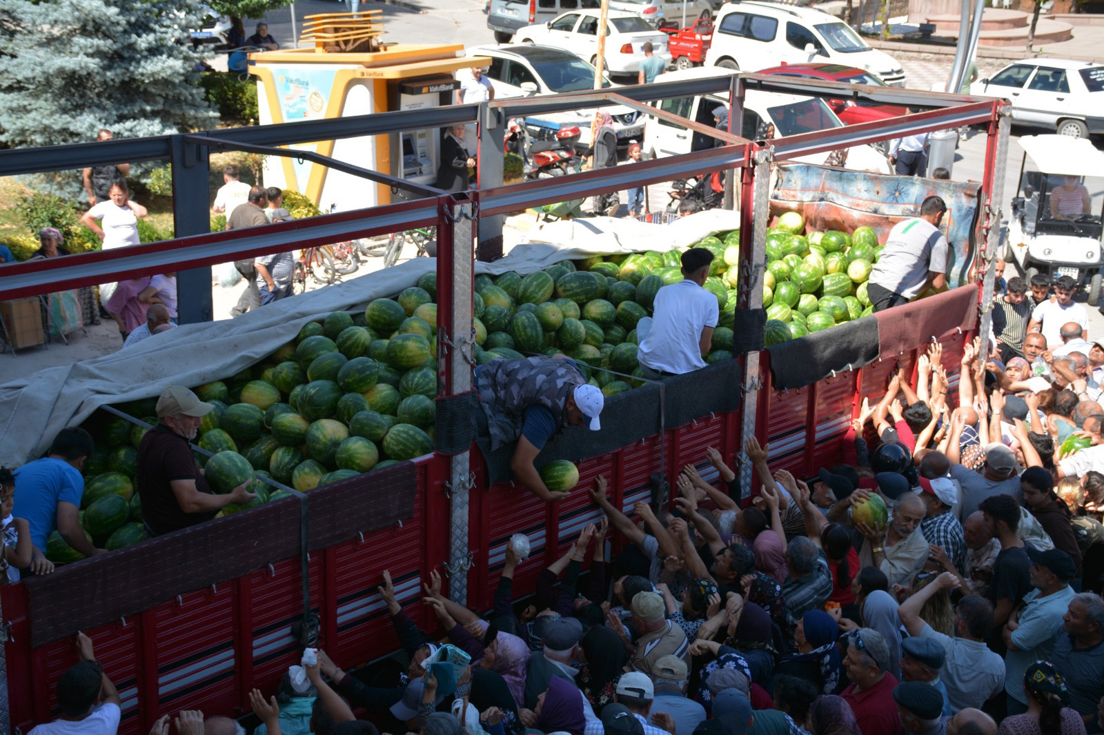 Ücretsiz dağıtılan 26 ton karpuz 45 dakikada bitti - Görsel 1