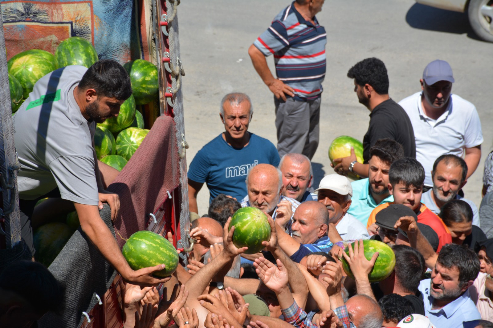 Ücretsiz dağıtılan 26 ton karpuz 45 dakikada bitti - Görsel 2