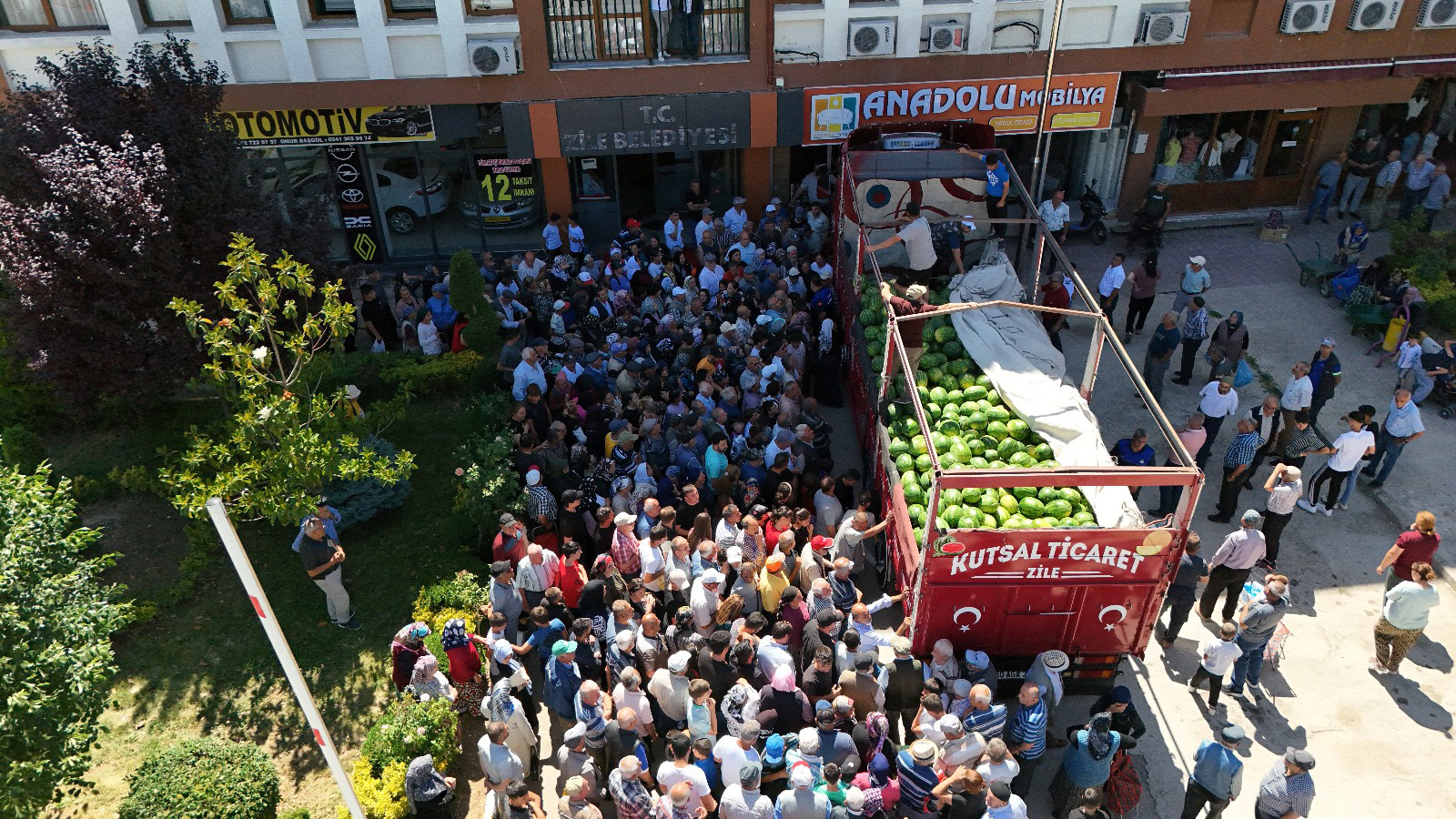 Ücretsiz dağıtılan 26 ton karpuz 45 dakikada bitti - Görsel 3
