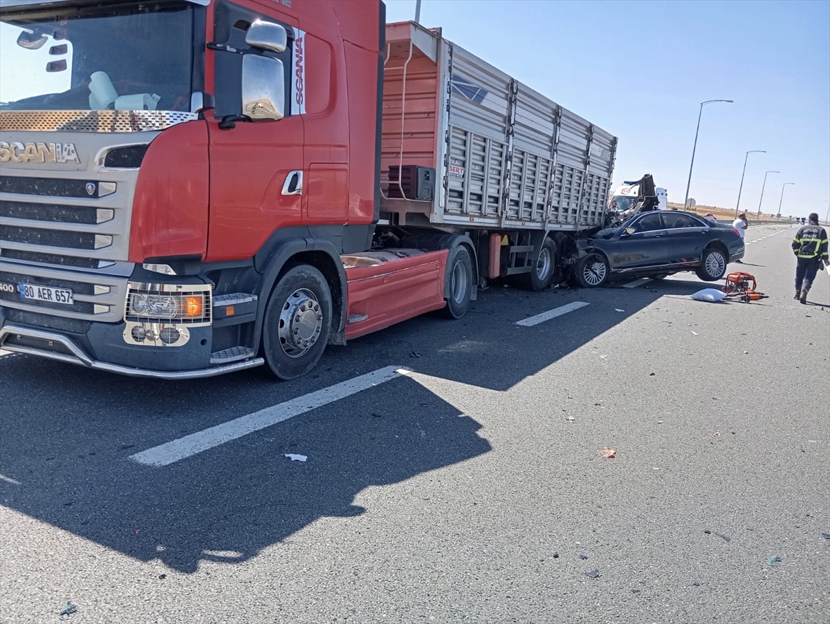 Aksaray'da park halindeki tıra çarpan otomobildeki 2 kişi öldü - Görsel 1