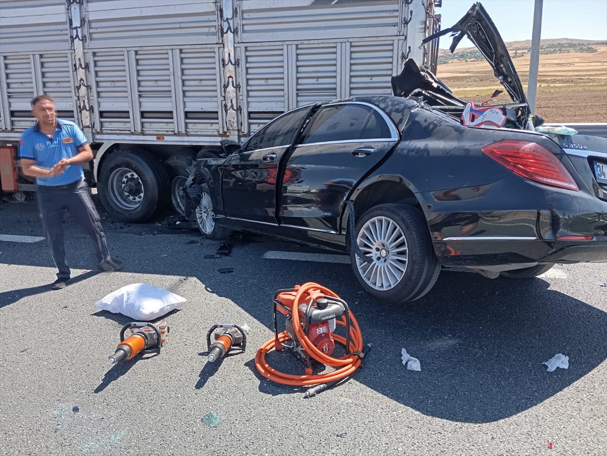 Aksaray'da park halindeki tıra çarpan otomobildeki 2 kişi öldü - Görsel 2