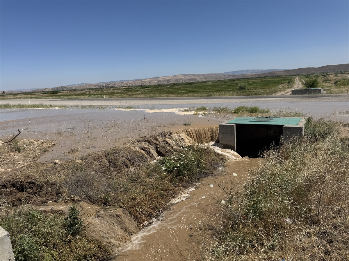 Çankırı'da HES kanalında duvarın çökmesi sonucu tarım arazileri zarar gördü - Görsel 1