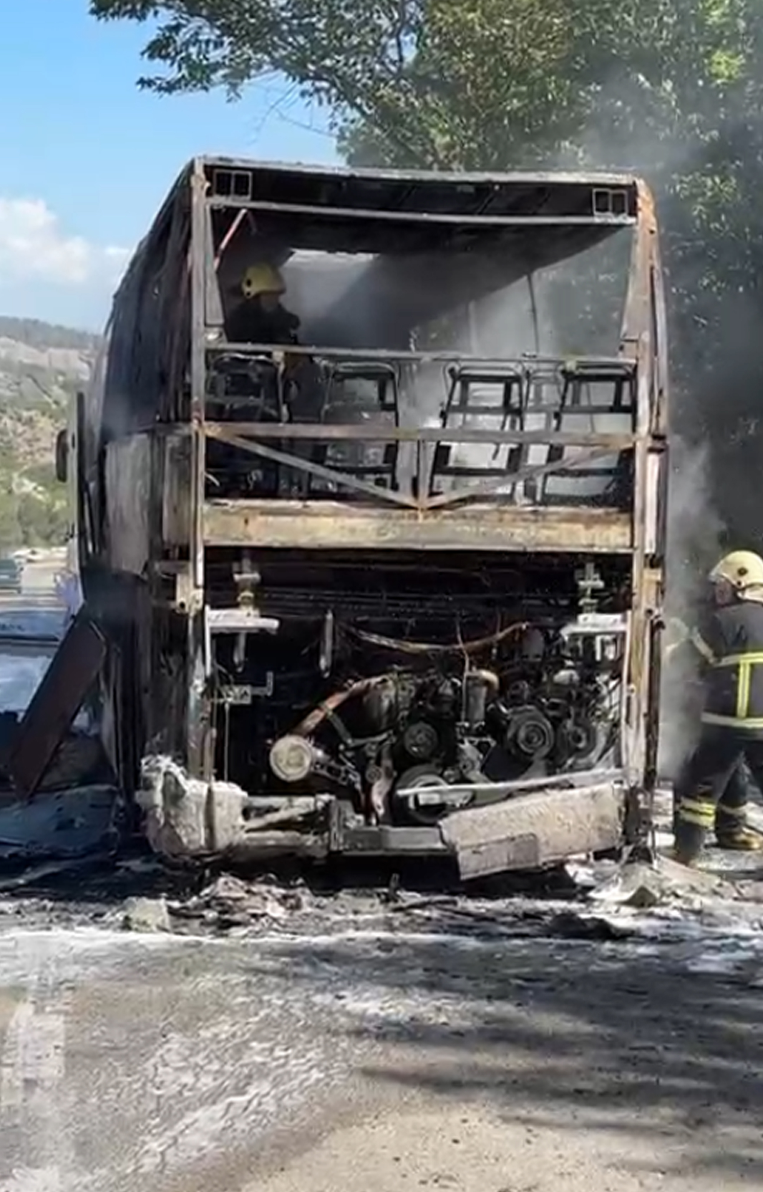  ISPARTA da Seyir halindeyken alev alan yolcu otobüsü yandı - Görsel 1