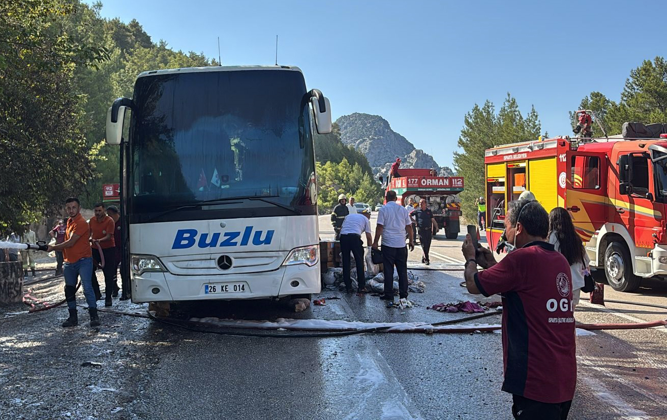  ISPARTA da Seyir halindeyken alev alan yolcu otobüsü yandı - Görsel 3