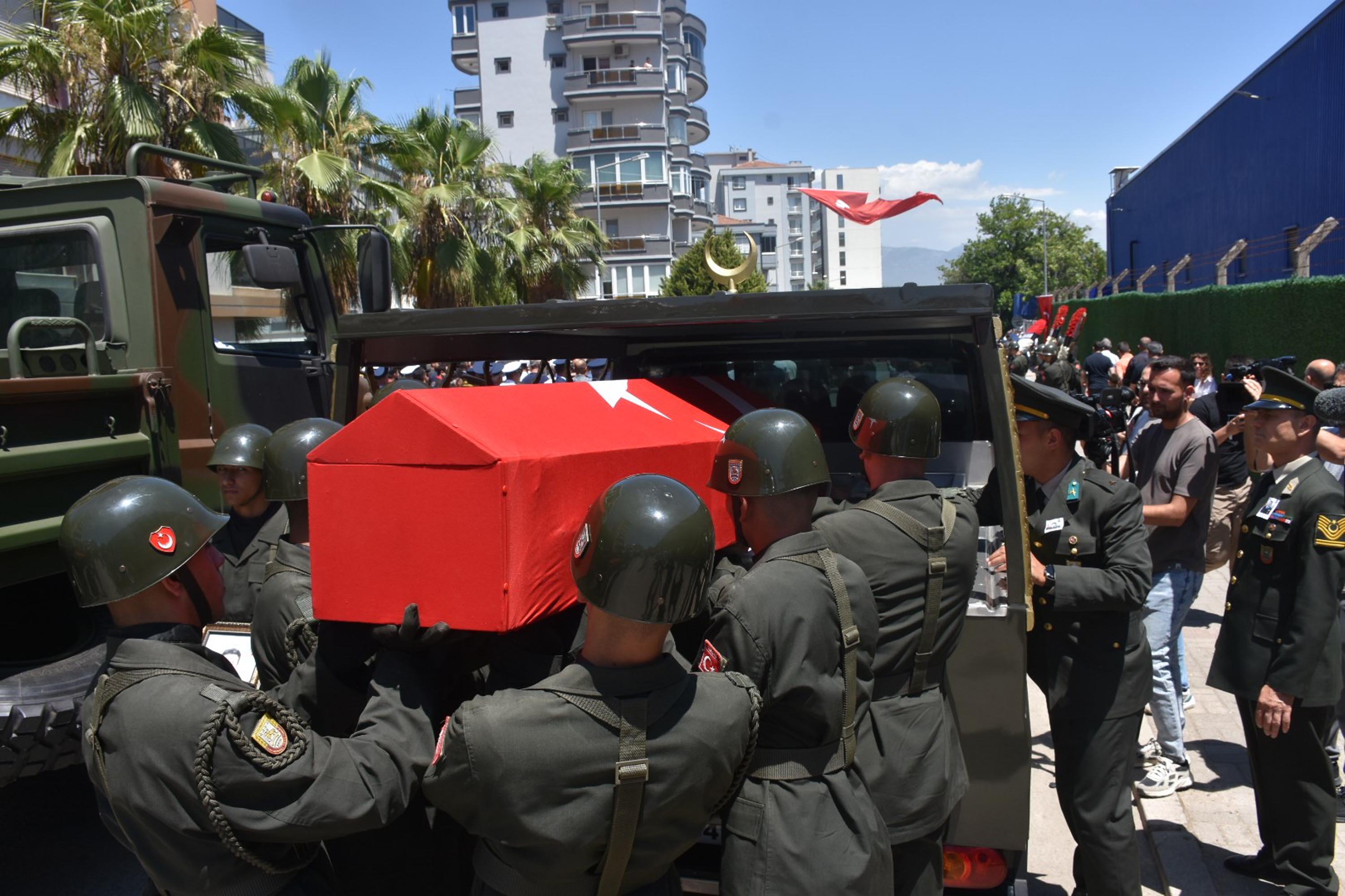 Şehit albay son yolculuğuna uğurlandı - Görsel 7