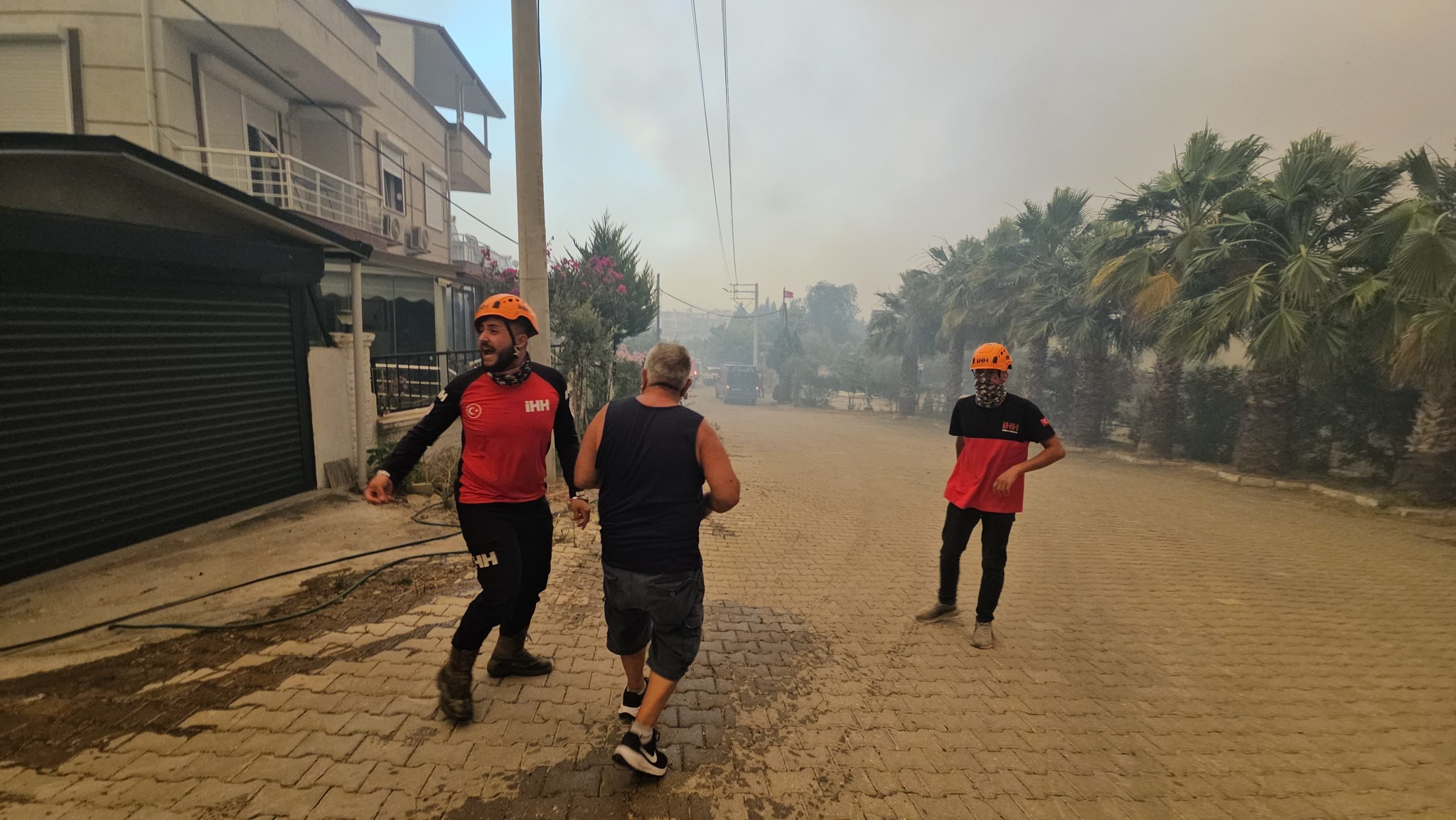İZMİR - İHH Arama Kurtarma İzmir ekibi, Seferihisar'daki yangında evi yanan engelli kişiyi kurtardı - Görsel 1