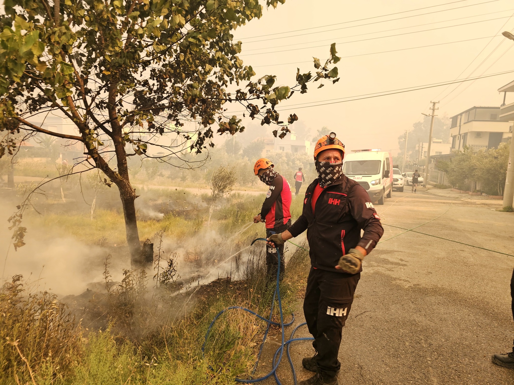 İZMİR - İHH Arama Kurtarma İzmir ekibi, Seferihisar'daki yangında evi yanan engelli kişiyi kurtardı - Görsel 2