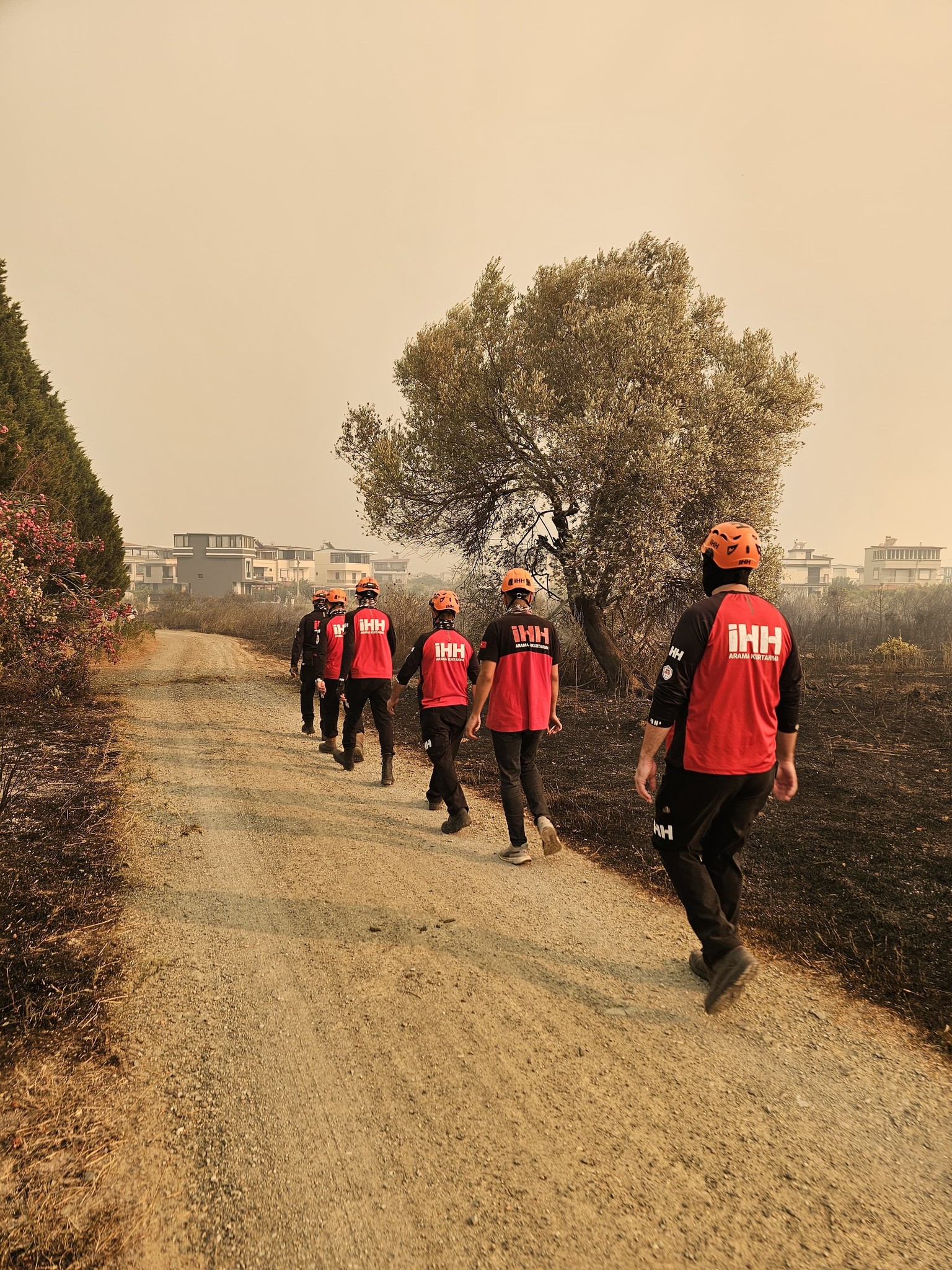 İZMİR - İHH Arama Kurtarma İzmir ekibi, Seferihisar'daki yangında evi yanan engelli kişiyi kurtardı - Görsel 3
