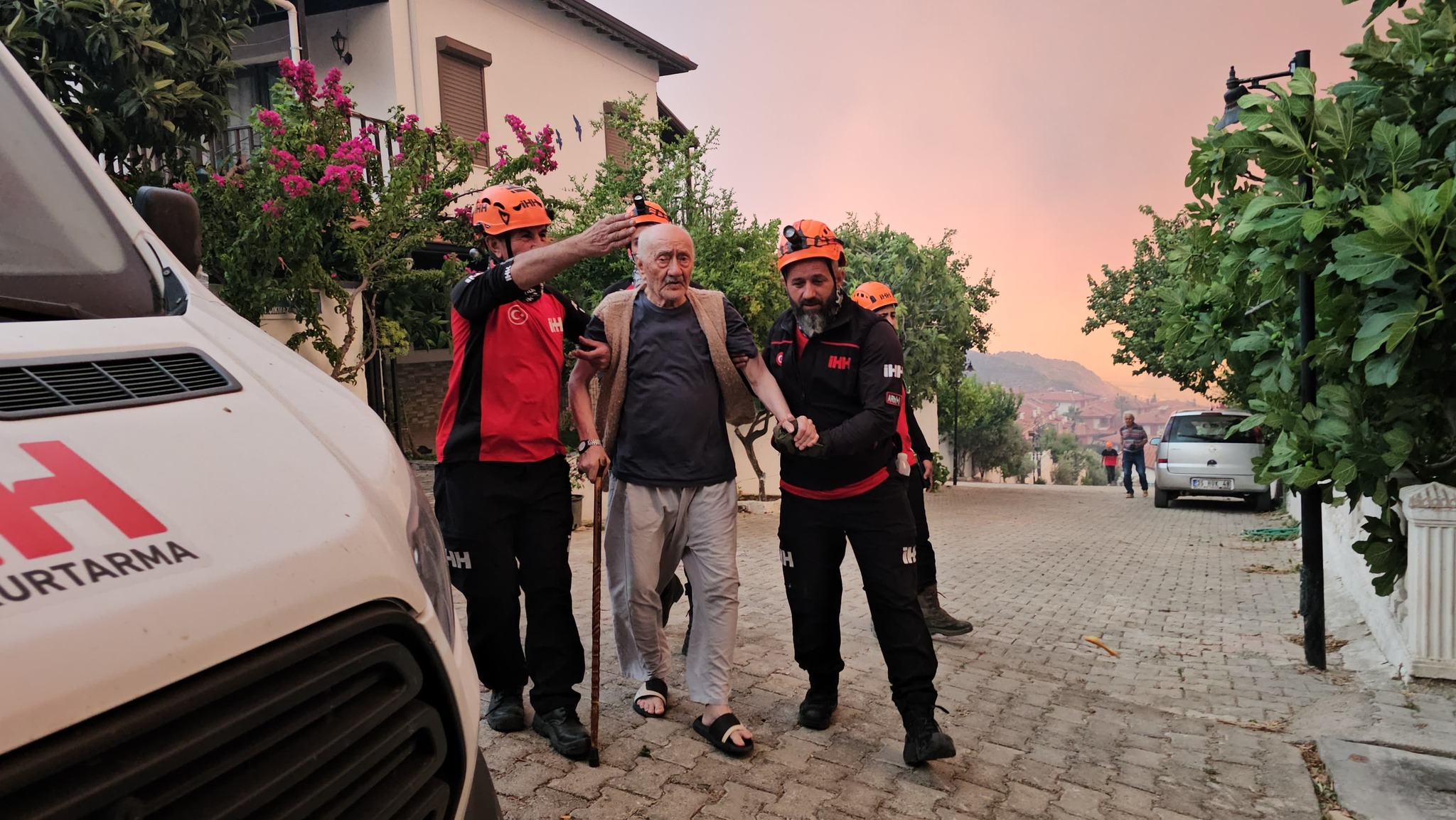 İZMİR - İHH Arama Kurtarma İzmir ekibi, Seferihisar'daki yangında evi yanan engelli kişiyi kurtardı - Görsel 4