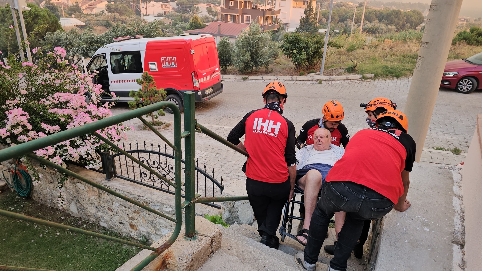 İZMİR - İHH Arama Kurtarma İzmir ekibi, Seferihisar'daki yangında evi yanan engelli kişiyi kurtardı - Görsel 5