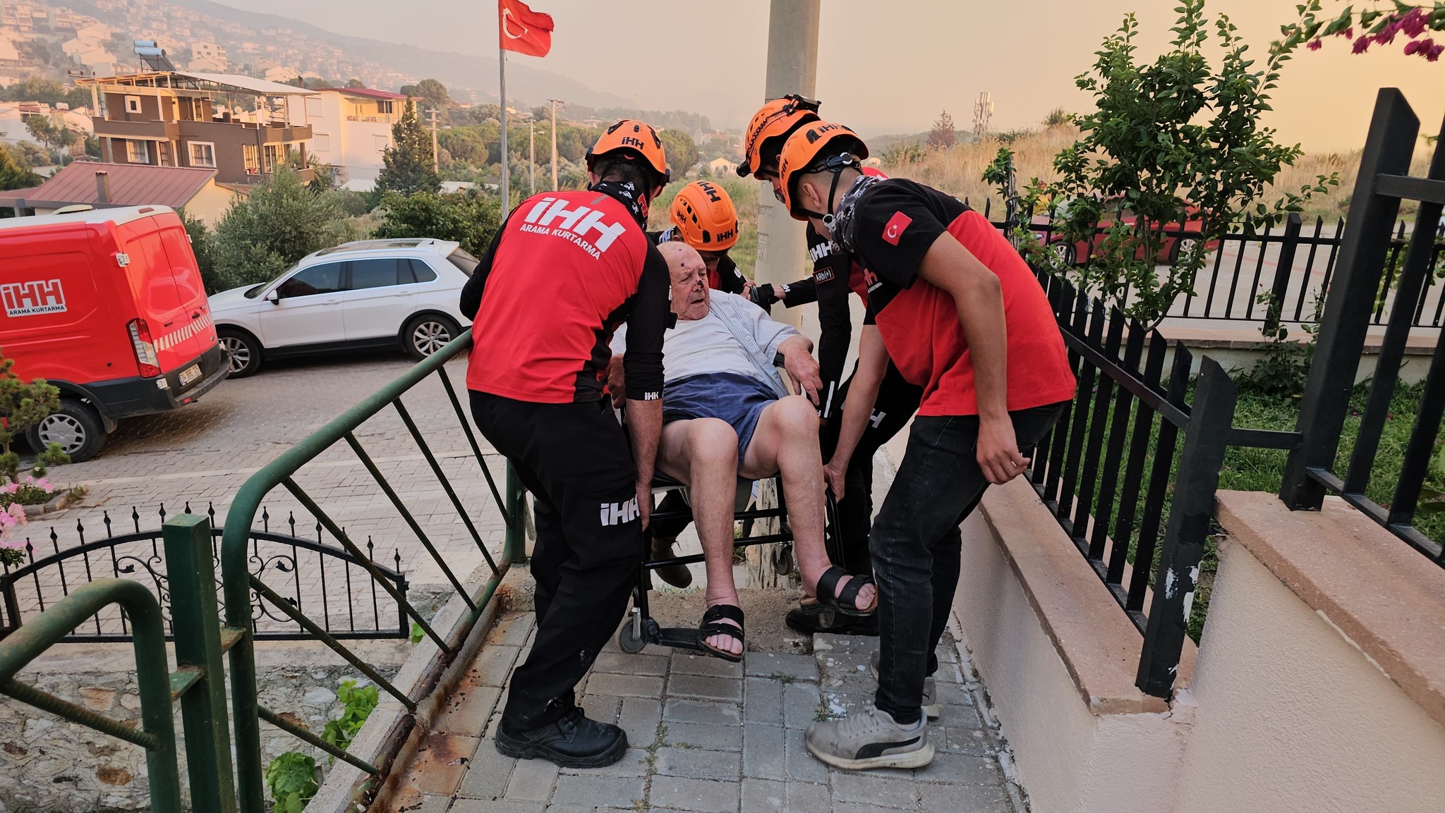 İZMİR - İHH Arama Kurtarma İzmir ekibi, Seferihisar'daki yangında evi yanan engelli kişiyi kurtardı - Görsel 6