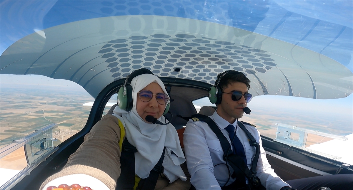 Pilotaj bölümü mezunu oğlunun uçuşuna eşlik eden anne, heyecan ve mutluluğu bir arada yaşadı - Görsel 1