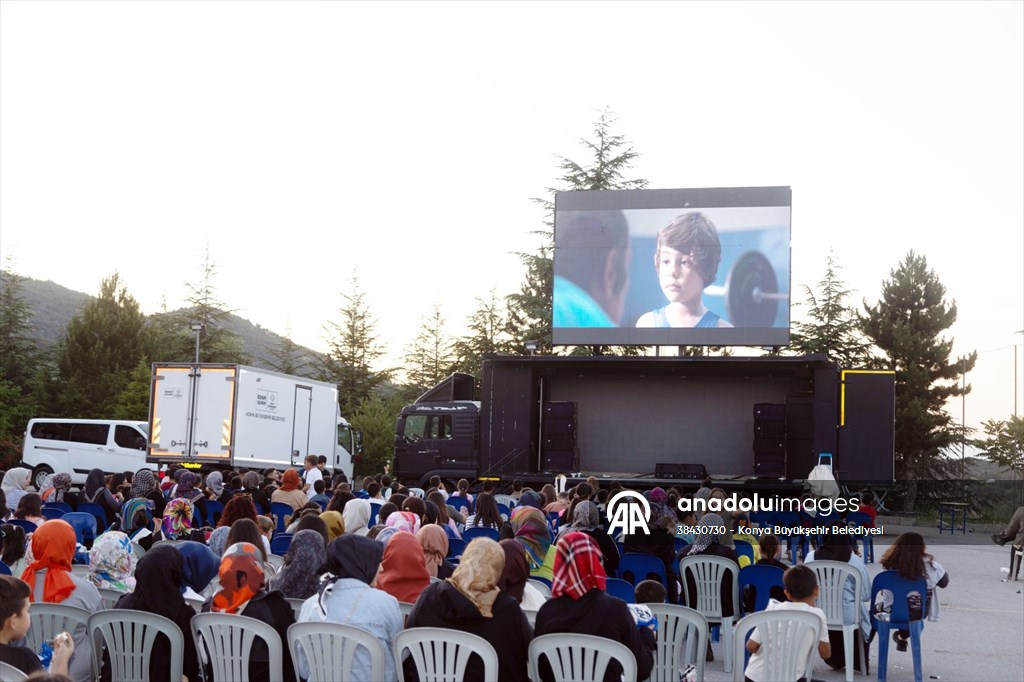 Konya'da mahalle mahalle gezen sinema tırı yaz akşamlarını renklendiriyor - Görsel 1
