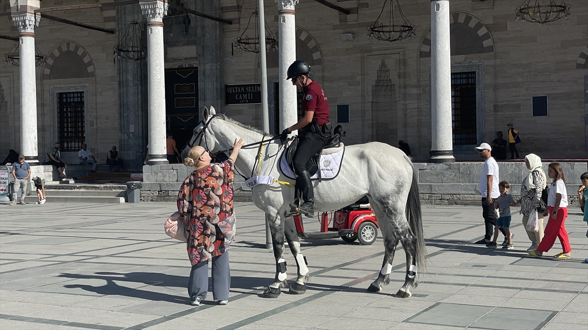 Konya'da atlı polis birliği göreve başladı - Görsel 1