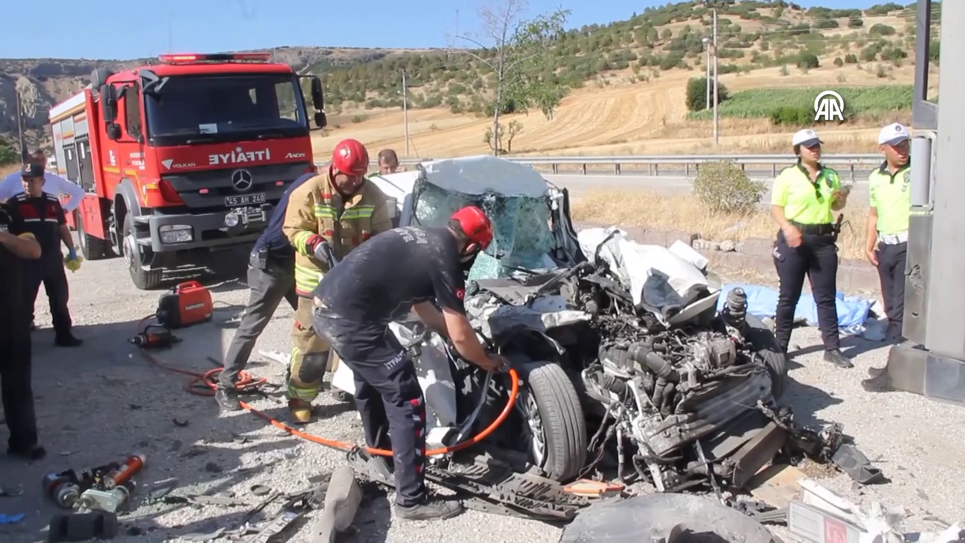 MANİSA - Park halindeki tıra arkadan çarpan otomobildeki baba ve 3 çocuğu öldü - Görsel 1